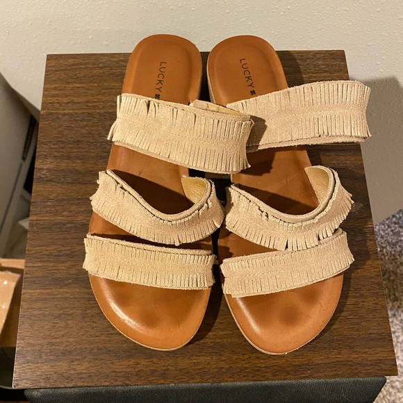 Lucky brand Hegen sandals travertine oiled suede fringe slide beige. Size 8 - Picture 3 of 5